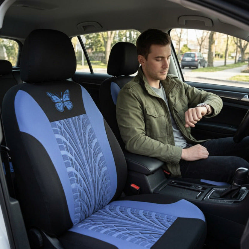 Housse siege voiture homme regardant montre assis volant voiture 