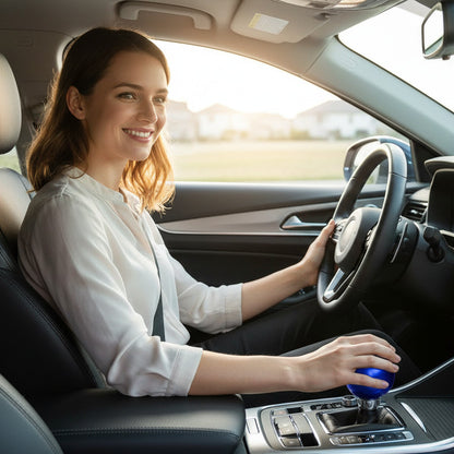 Pommeau levier de vitesse bleu métallisé femme joyeuse au volant voiture 