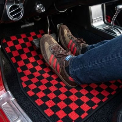Tapis de sol pour voiture assurant couverture optimale plancher ajoutant touche sportif habitacle voiture 