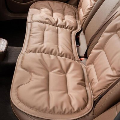 couvre siege auto marron installé sur siège arrière voiture