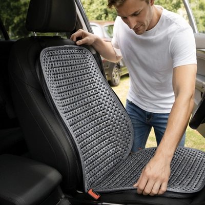 couvre siege avant voiture grise homme installant couvre siege avant en soie 