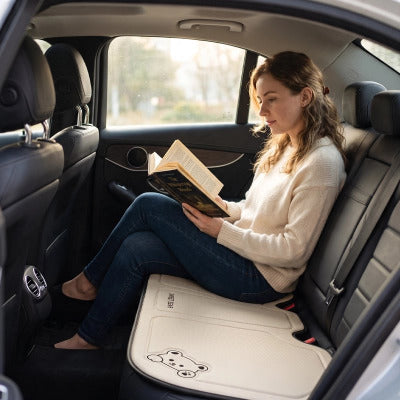 couvre siege pour voiture femme lisant livre instalé confortable siege arriere voiture 