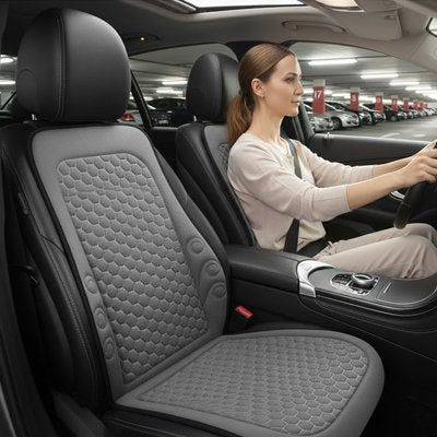 couvre siege voiture grise femme confortable au volant voiture dans un parking