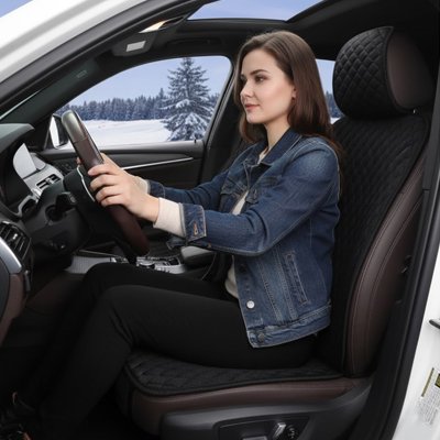couvre sieges autos confortable motif losange femme assise au volant voiture 