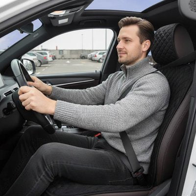 couvre sieges autos noir surface rembourrée homme assis au volant voiture   