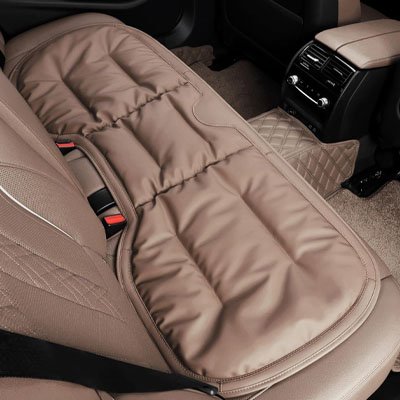 couvre siege auto marron installé siège arrière voiture