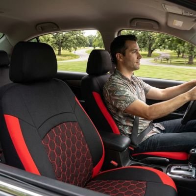 Housse de siege voiture graphisme hexagonal homme assis detendu volant voiture  
