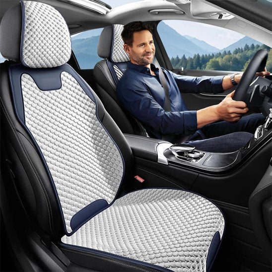 Housse pour voiture bleu blanc homme joyeux élégant assis confortable dans voiture  