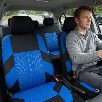 housse voiture bleu homme confortable au volant de sa voiture 