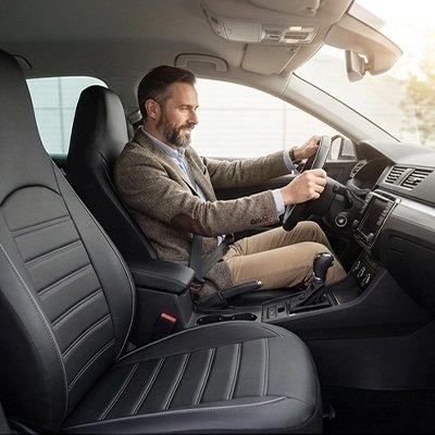 housse voiture lines grises homme joyeux élégant assis confortable dans voiture  