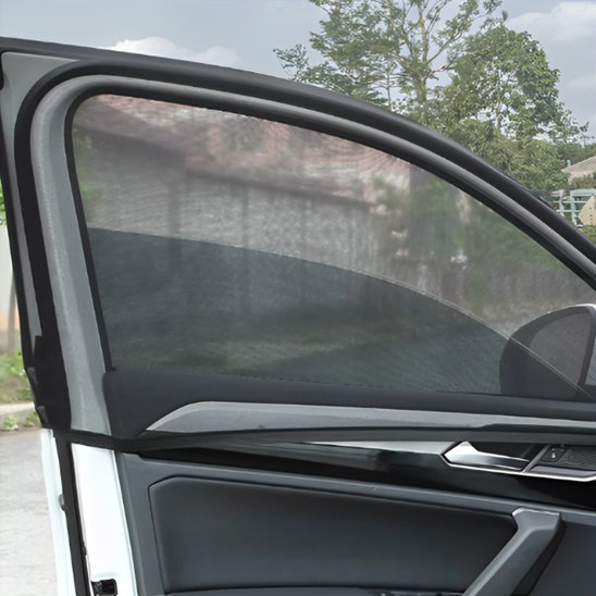 Pare-soleil installé sur fenetre voiture vitre baissé 