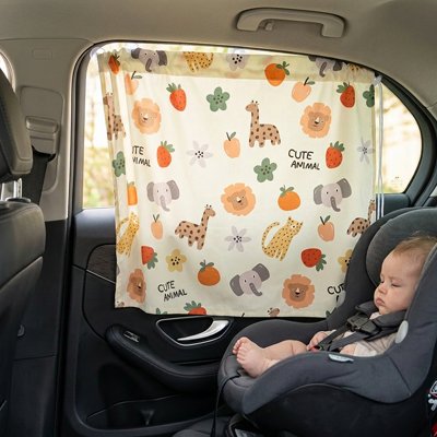 Pare soleil pour voiture bébé qui dort confortablement pendant voyage