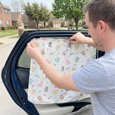 pare soleil pour voiture papa installe fenêtre voiture