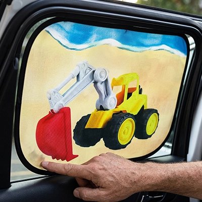 Pare soleil voiture bébé avec dessin engin de chantier intallé sur fenetre arriere voiture