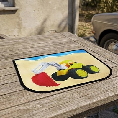 Pare soleil voiture bébé avec dessin engin de chantier posé sur table