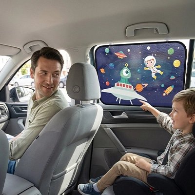 Pare soleil voiture bébé enfant montrant pare soleil thème spatial coloré a papa 