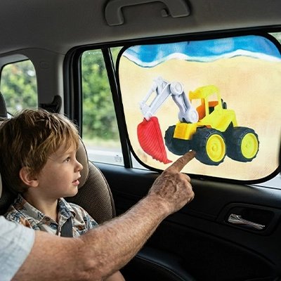 Pare soleil voiture bébé enfant observant pare soleil avec dessin engin de chantier