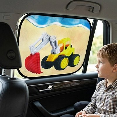 Pare soleil voiture bébé enfant regardant pare soleil avec dessin engin de chantier
