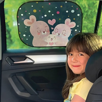 Pare soleil voiture bébé lapin mignon rose avec enfant joyeux qui sourit arriere voiture 