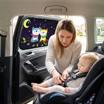 Pare soleil voiture bébé maman installe bebe arriere voiture avec pare soleil style chat 