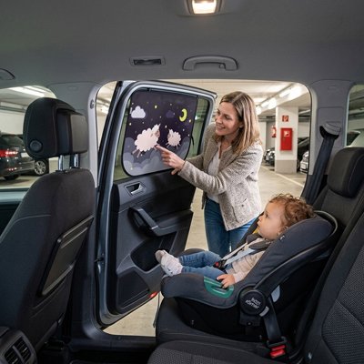 Pare soleil voiture bébé maman installe pare soleil style mouton pour bebe arriere voiture 