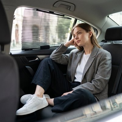 Pare soleil voiture dame assise détendue dans voiture 