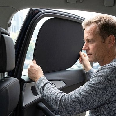 Pare soleil voiture homme installe vitre latérale arriere droit