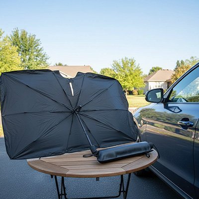 Pare soleil voiture presenté table
