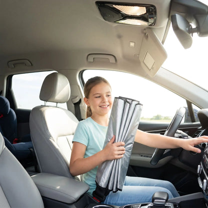 pare-soleil voiture pare-brise avant enfant joyeux installant  pare soleil sur voiture