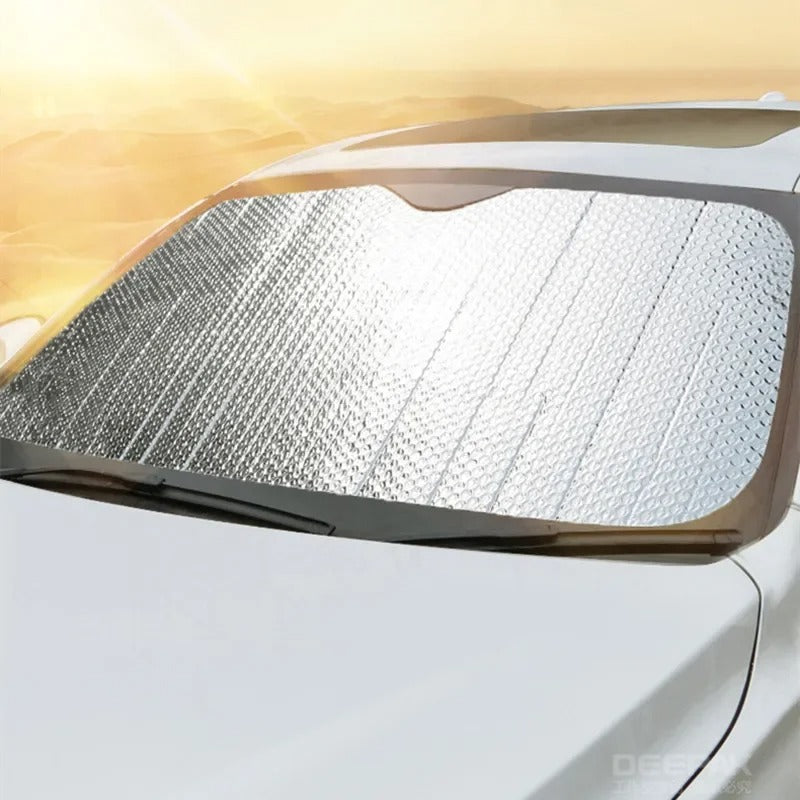 pare-soleil voiture pare-brise avant pratique sur voiture grise garé au soleil
