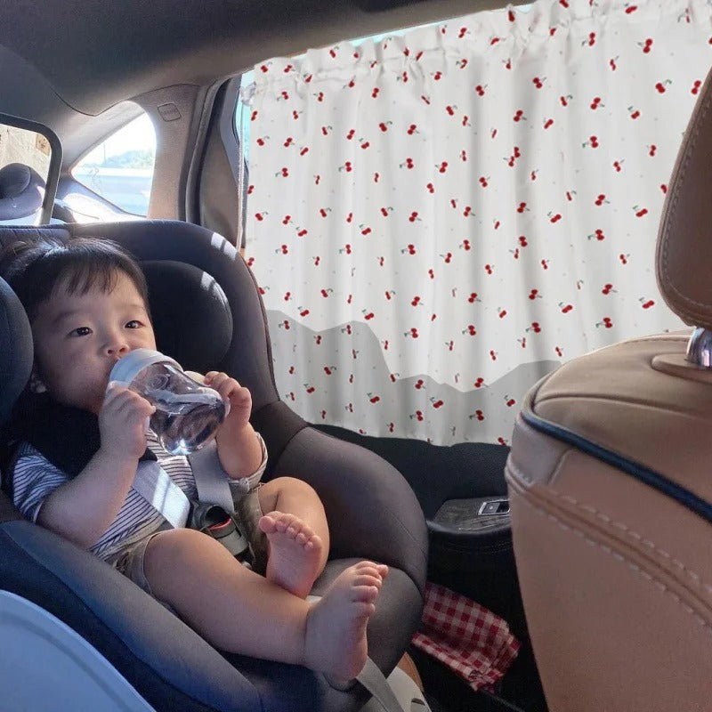 pare soleil bébé installé et confortable siège arrière voiture