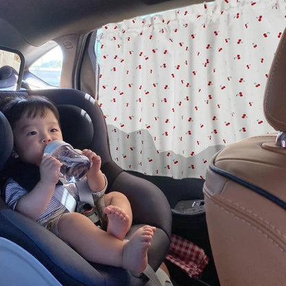 pare soleil bébé installé et confortable siège arrière voiture