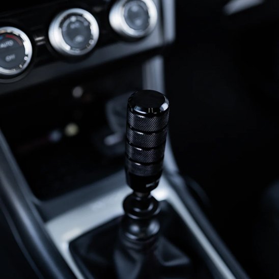 Pommeau de levier de vitesses noir élégant s’harmonise avec habitacle voiture 