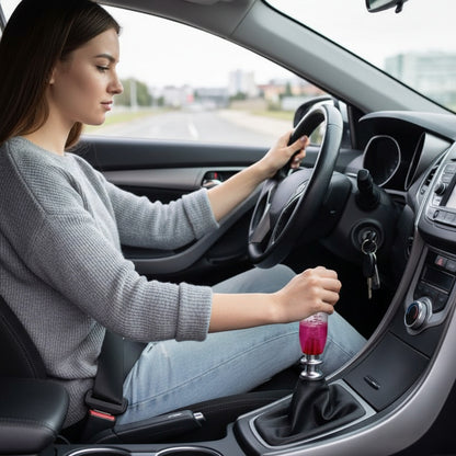 Pommeau de vitesse finition brillante femme passant vitesse dans voiture 