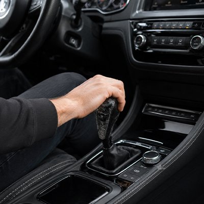 Pommeau de vitesse qui s'hamonise au design intérieur habitache voiture  