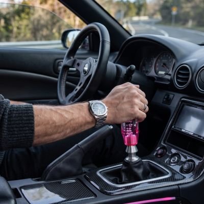 Pommeau de vitesse tige allongée offrant une meilleure prise en main