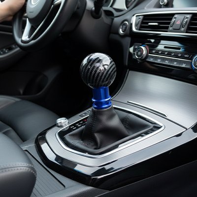 Pommeau levier de vitesse finition fibre de carbone style sportif et moderne