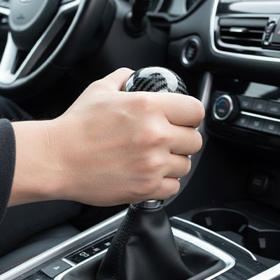 Pommeau levier de vitesse forme sphérique  prise en main confortable 