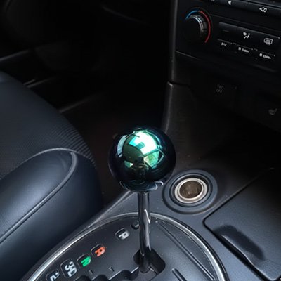 Pommeau levier de vitesse surface polie apportant touche esthétique sportive
