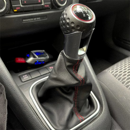 Pommeaux levier de vitesse coutures rouges décoratives pour rendu sportif 