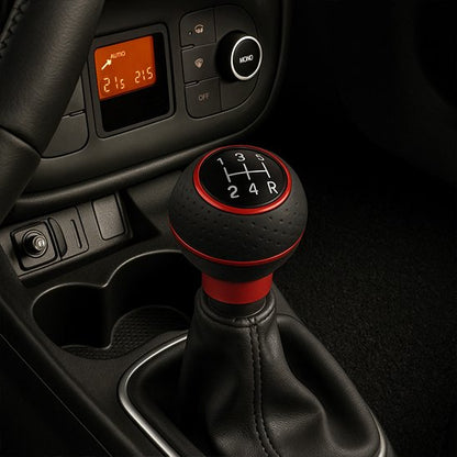 pommeaux levier de vitesse cuir perforé rouge motif rouge harmonisant habitacle voiture 