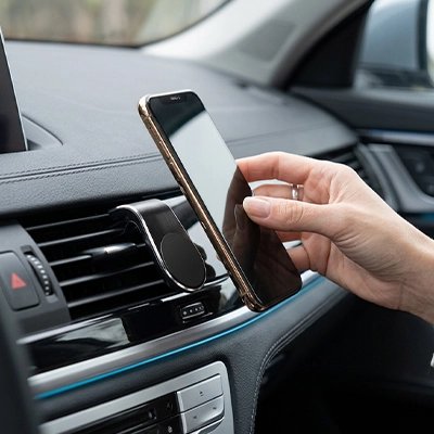 Support téléphone voiture installé sur grille d'aération voiture avec téléphone 