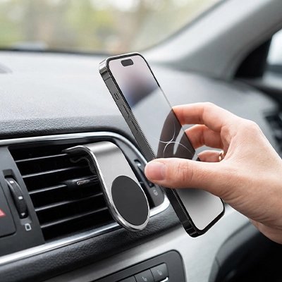 Support téléphone voiture magnétique pratique installé sur grille aération voiture  