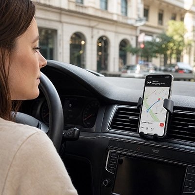 Support téléphone voiture visuel optimisé femme qui consulte gps sur téléphone 
