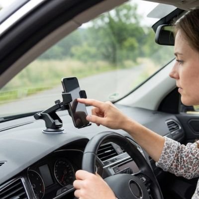 support voiture pour telephone femme consultant téléphone fixé sur tableau de bord voiture